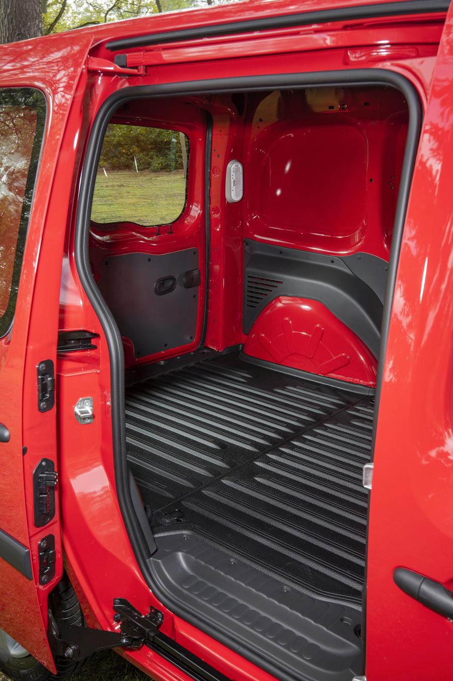 Багажник Nissan NV250 L1 Van 2019 года  (EU) (фото 30 из 37)
